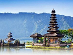 Rumah adat Bali bernuansa alam