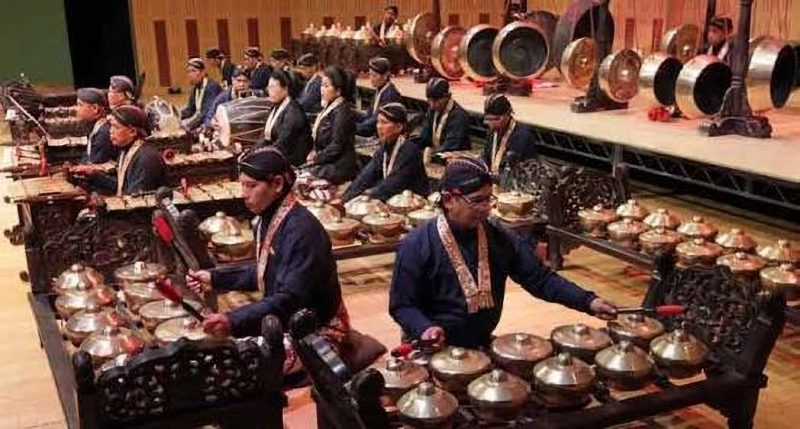 Gamelan orkestra alat musik tradisional bali