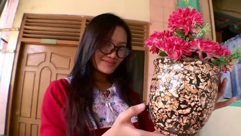 Contoh kerajinan dari cangkang telur buat vas bunga