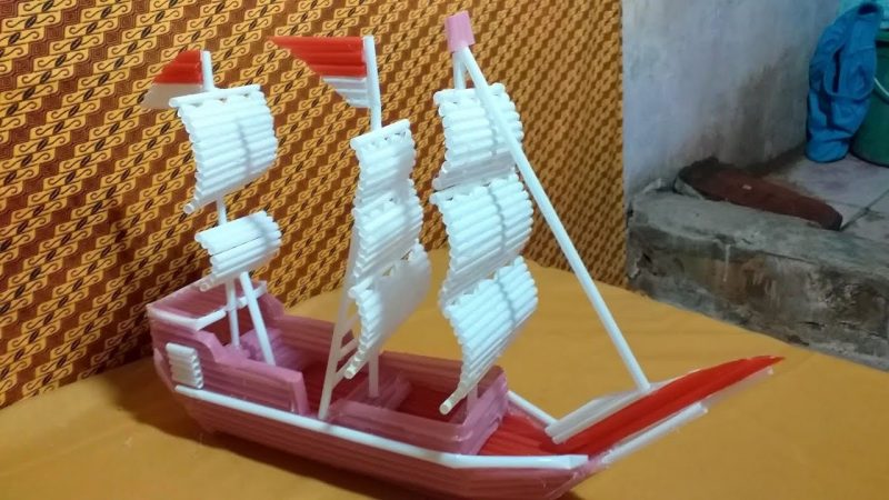 Kerajinan Miniatur Perahu dari sedotan