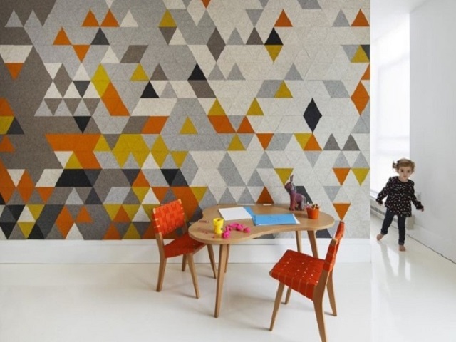 Pola geometris warna cool pada ruang kerja